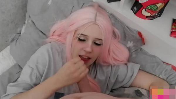 妹妹在玩手机不理我忍不住把她给操了